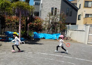 4歳、5歳が運動遊びをしている