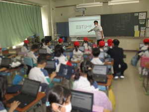 赤塚小 クロームブックを使っての授業の様子