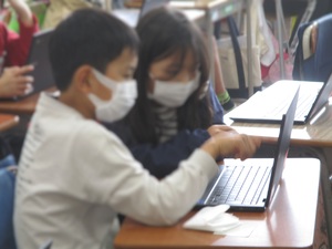 高二小 クロームブックを使っての授業
