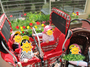 チューリップの前で笑顔の子どもたち