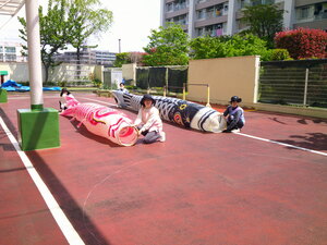 子どもたちが大きなこいのぼりの中をくぐる様子