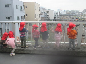 子どもたちが電車を見ています