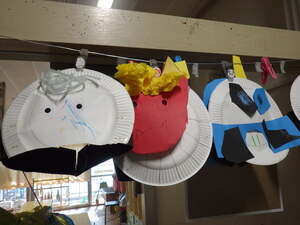 4歳児クラスが作った鬼の写真。紙皿をベースに、画用紙や毛糸で自由に顔を作っている。頭に被れるようになっている。