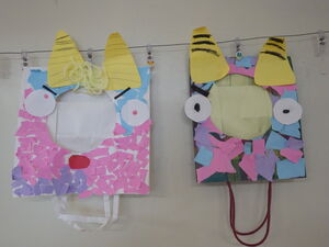 5歳児クラスが作った鬼の写真。紙袋でできていて頭から被れるようになっている。画用紙や毛糸を貼り装飾している。