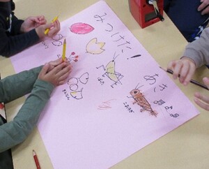 写真:秋の見つけたものを絵に描く3歳児