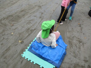 写真：タイヤ引きをする4歳児と5歳児