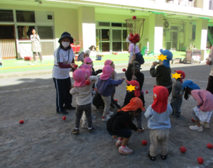 写真:玉入れをしている子どもたち