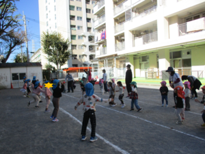 写真:園庭で体操をいている子どもたち