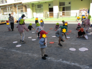 写真:オセロゲームをする子どもたち