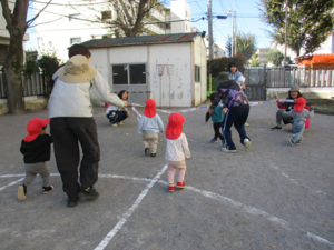 写真:かけっこをしている子どもたち