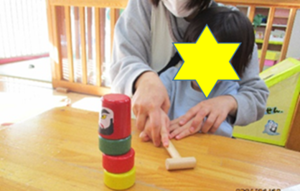 写真:だるま落としをしている子ども