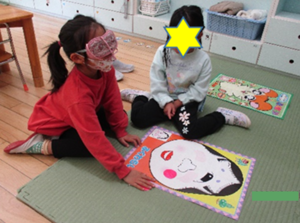 写真:福笑いをする子どもたち