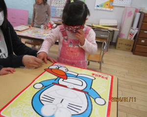 写真:福笑いをしている子ども