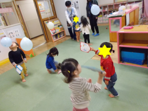 写真:風船羽根つきをしている子どもたち