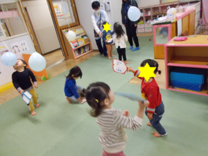 写真：風船羽根つきをしている子どもたち