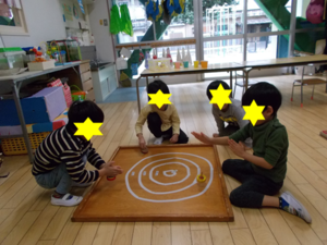 写真：コマ回しをしている子どもたち