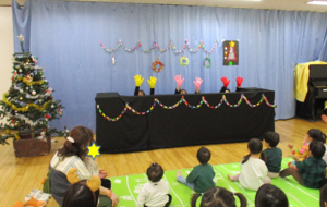 画像:「フィンガーアクション」を見る子どもたち