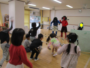写真:鬼に豆を投げる子どもたちの様子