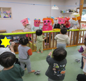 写真:5歳児鬼と1、2歳児の子どもたち