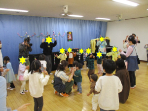 画像:ダンスを踊る保育士と子どもたち