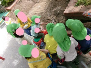 乳児園庭での写真