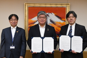 協定締結式の集合写真