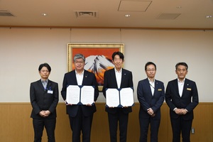 協定締結式集合写真
