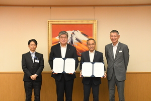 協定締結式の集合写真