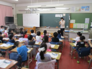 前野小 1年生の国語の授業