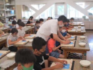 板五小 図工の授業の様子