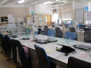 板五小 職員室の様子