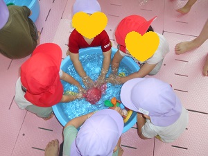 乳児クラスの水遊びの様子