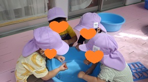 乳児クラスの水遊びの様子