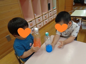 完成した色水を見比べる子どもたち