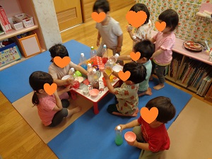 ジュース屋さんのごっこ遊びの様子