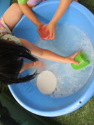 幼児クラス 水遊びの様子