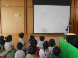 オーエイチピーを見る子どもたち