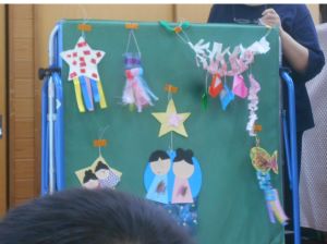 七夕のパネルシアターを行う保育士