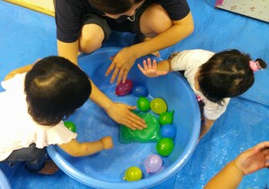 氷を触っている子どもたち