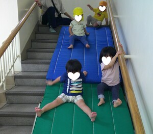 階段を滑って遊んでいます。