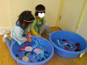 金魚すくいをして、楽しんでいます。