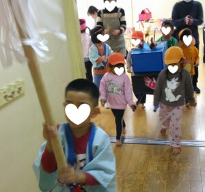 子どもがおみこしを担いでいます。