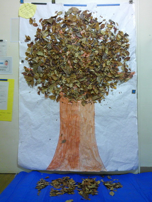 落ち葉を貼り付けて作った木の絵です。