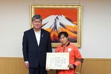 写真：区長と木村選手