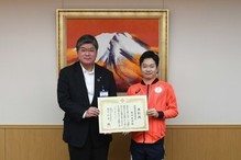 写真：区長と岩渕選手