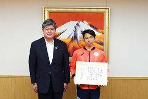 サムネイル：板橋区長と岩渕選手