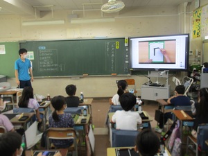 緑小　書道の授業