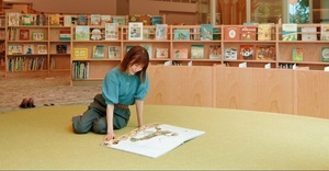 写真:えほんの森で本を読む女性
