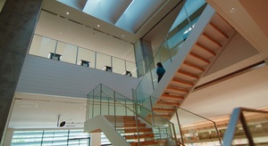 写真：板橋区立中央図書館の階段