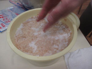樽の味噌に塩を振ります。
